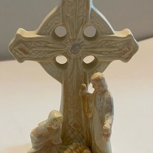 Vintage Beautiful Ceramic Nativity Scene Cross Standing Figurine 6”